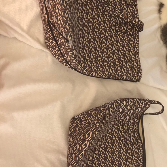 Guess Reversible Tote Bag with matching purse. - Picture 4 of 4